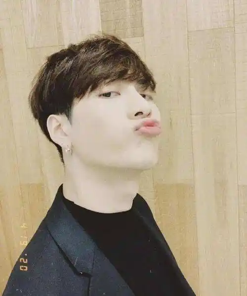 嘟嘴王嘉尔在线卖萌.画风清奇的王一博,眼神是个谜.