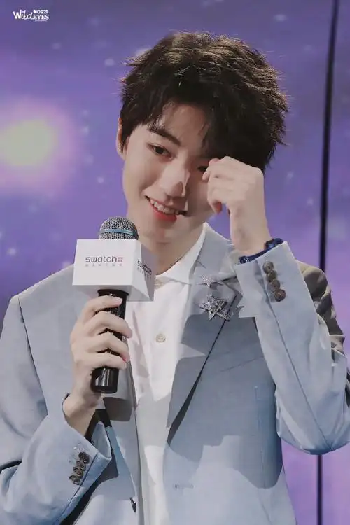 王俊凯超话  真的超级喜欢19年今日的这套蓝色修身西装.