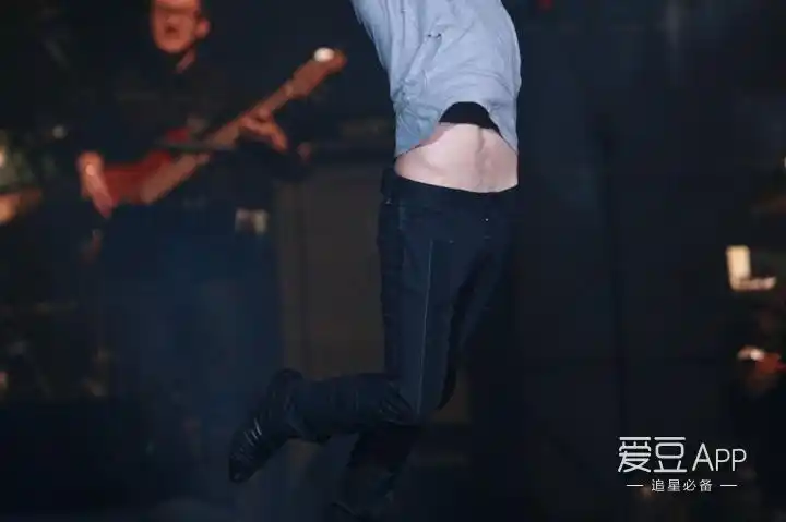 [张杰][新闻]160921 张杰演唱会嗨翻全场 不弯腰改露腹肌