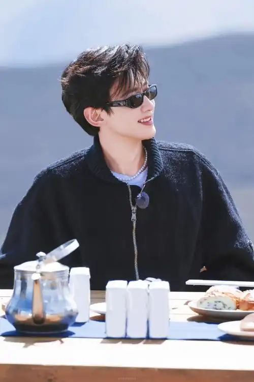 白敬亭骑马照##白敬亭手机里的自拍