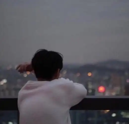 一个男人孤独沧桑背影图片,夜晚街上孤独男人背影