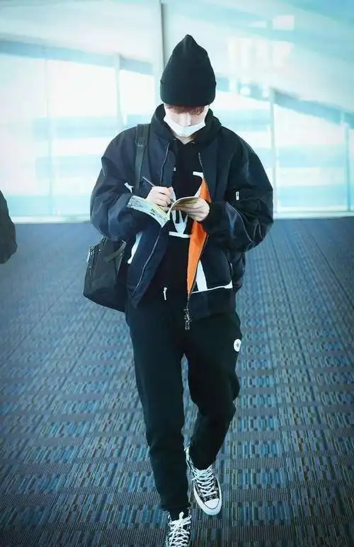 实力派明星张艺兴身材比例超赞!男友风穿搭低调帅气,潮男范满满