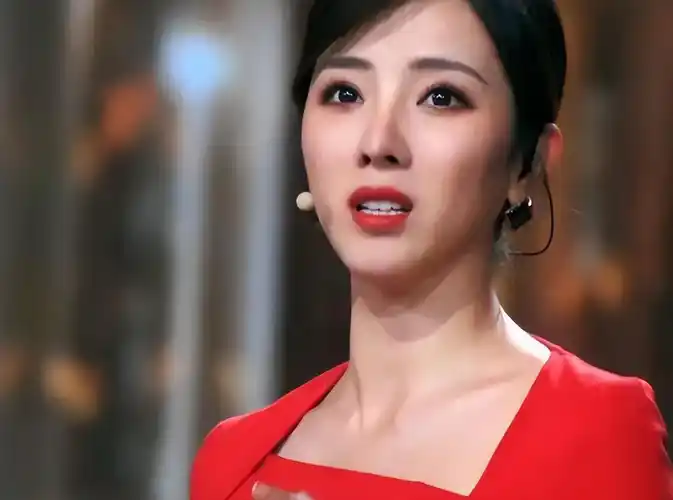 主持人李思思:嫁给大学同学,三年生两个娃,风光背后有艰辛_因为_春晚