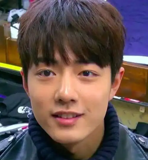 肖战坚持戴牙套两年和4年前刚出道的他相比颜值提升变化大