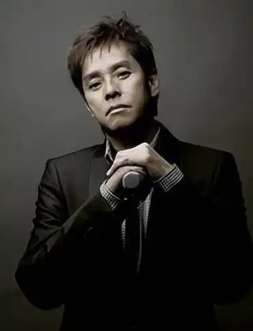 谭咏麟是香港著名的男歌手,音乐人和演员,也是华语乐坛的重要代表人物