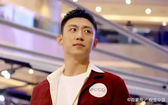 黄景瑜穿红色丝绒夹克配短发清爽有型 获无数粉丝跟随人气爆棚