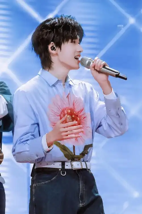 宋亚轩粤语送祝福##宋亚轩7秒有效镜头##世界安静 听你唱歌