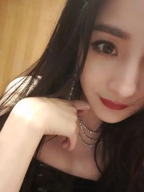 杨幂绿洲分享露半脸自拍妩媚眼神配红唇超撩人