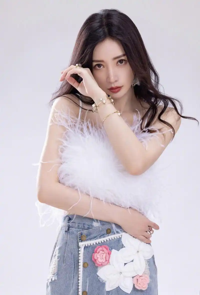 柳岩这身穿搭真的很惊艳,时尚靓丽,性感妩媚,举手投足间尽显风情,真的