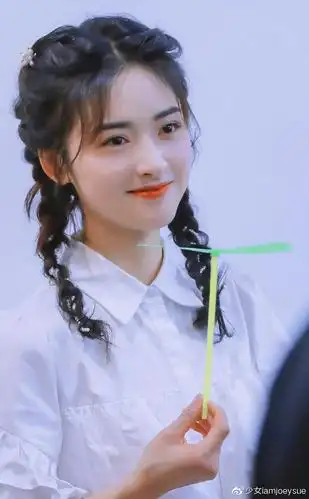 沈月新造型不错麻花辫少女感十足粉丝感叹人生