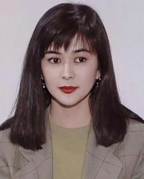 关之琳,这个名字在上世纪八九十年代风靡一时,家喻户晓;她是无数男人