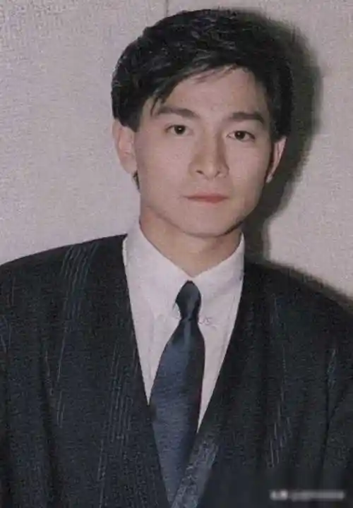 62岁刘德华近照显老态,白发啤酒肚惹关注,男神也难抵岁月催人老