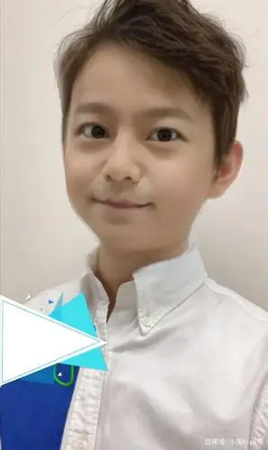 何炅儿童节发自拍照,网友:你确定这是本人?