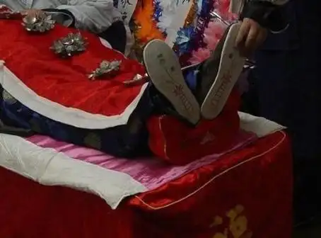 人死后穿寿衣为什么寿衣不能有扣子