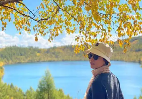 李亚鹏现身自家餐厅,主动向顾客敬酒太亲切,49岁恋情引猜疑