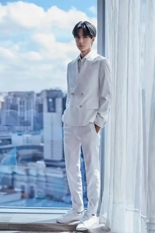 王一博穿白西装好帅!贵公子即视感!#王一博#!