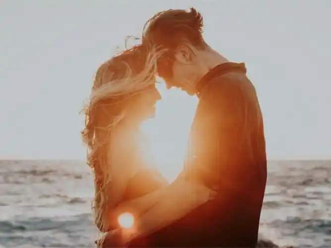 6种拥抱方式看情侣的深爱指数