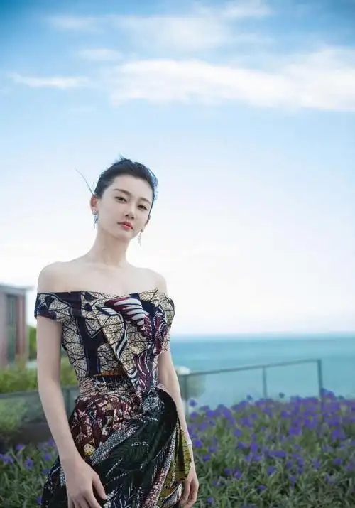 郑恺携怀孕妻子亮相苗苗穿红色抹胸裙真喜庆孕妇肚好明显