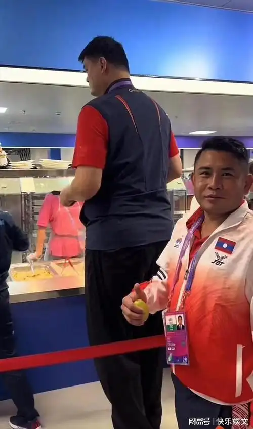 300斤姚明现身杭州亚运会20元包吃饱很划算身高226cm饭量大