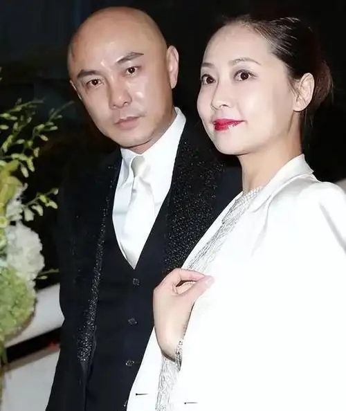老婆和经纪人兼好兄弟宋喆试图扳倒王宝强,寻找他偷税漏税的料.
