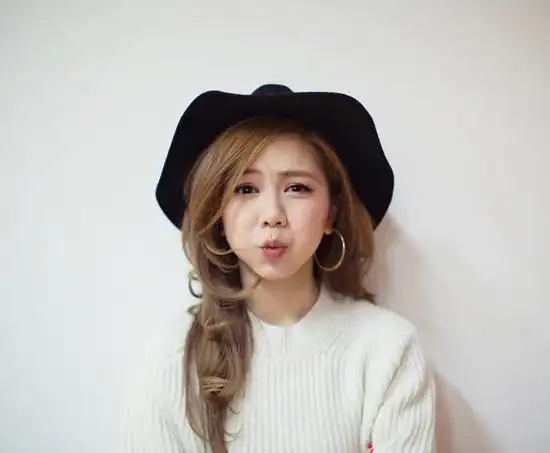 虽然皮裤穿不好 但邓紫棋的美颜功底可不浅