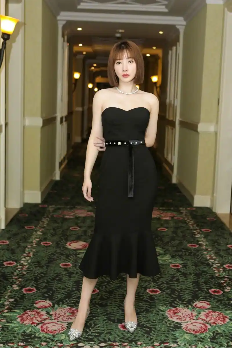 柳岩金鸡奖闭幕式红毯穿一袭抹胸裙丰满身材提名女演员里少见