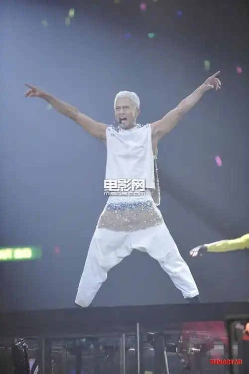 郭富城演唱会首场开幕 白发白眉登场大跳特技舞