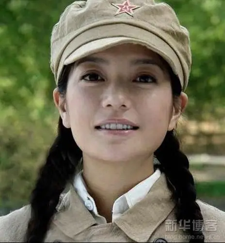 赵薇的两条小辫子很清纯.