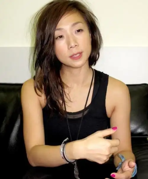 林忆莲素颜现身,和男友遛狗喝下午茶,含情脉脉看着男友很幸福