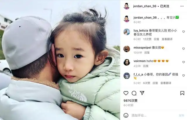 陈小春罕晒二胎儿子,把hoho当女孩养,网友担心会导致他性向模糊