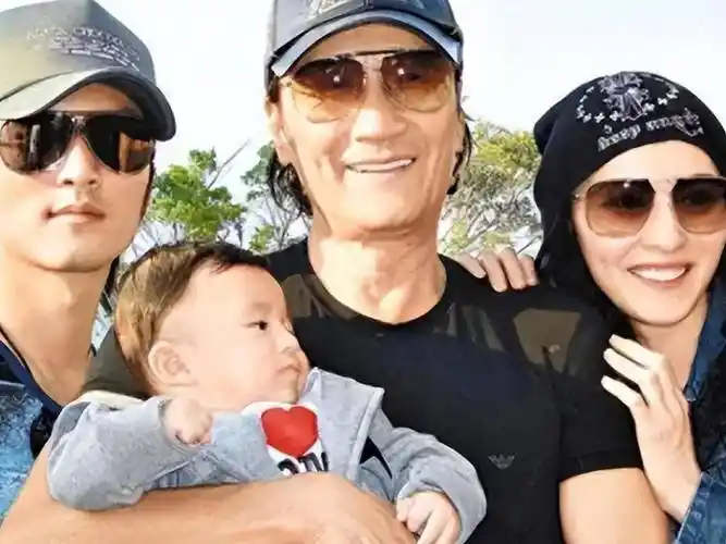 谢贤终于公开承认,张柏芝三胎是自己孙子,谢霆锋默不作声!