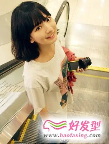 齐刘海的微卷短发,可爱减龄,自然的黑色显纯净优雅