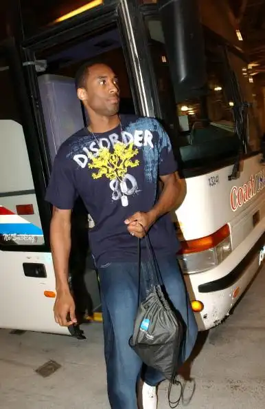 图文-[季后赛]湖人78-88负马刺 科比一身休闲亮相