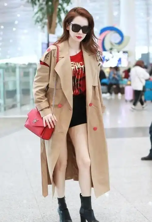 戚薇这才是机场秀长款风衣内搭短裤168穿出了超模气场
