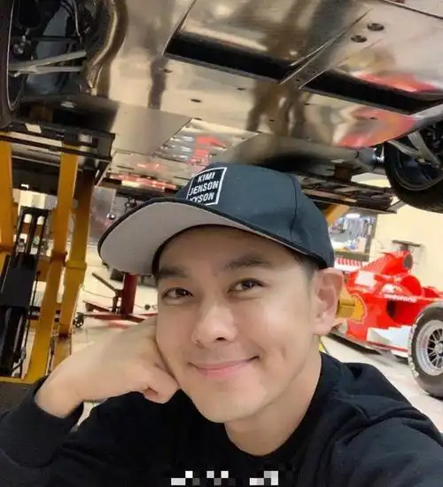 林志颖近照,素颜下皮肤粗糙眼角皱纹明显,不老男神还是老了_照片