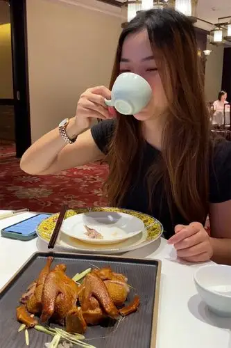 男生连猪脚饭都吃不起了去五星级酒店吃饭女生买单怎么啦