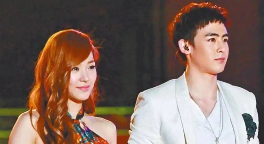 这两位相比大家都不会陌生的,一个是如今正当红的blackpink成员金智妮