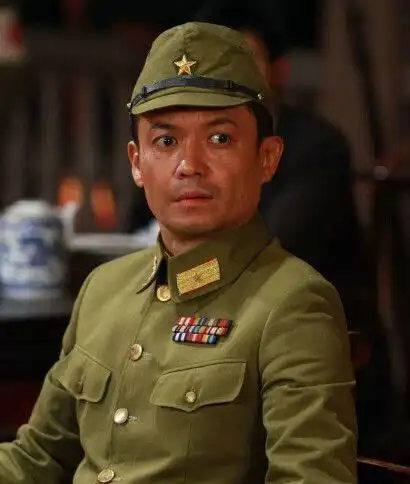 表演真实而富有张力,这种程度的智商,情商才是一个日本高级军官应该有