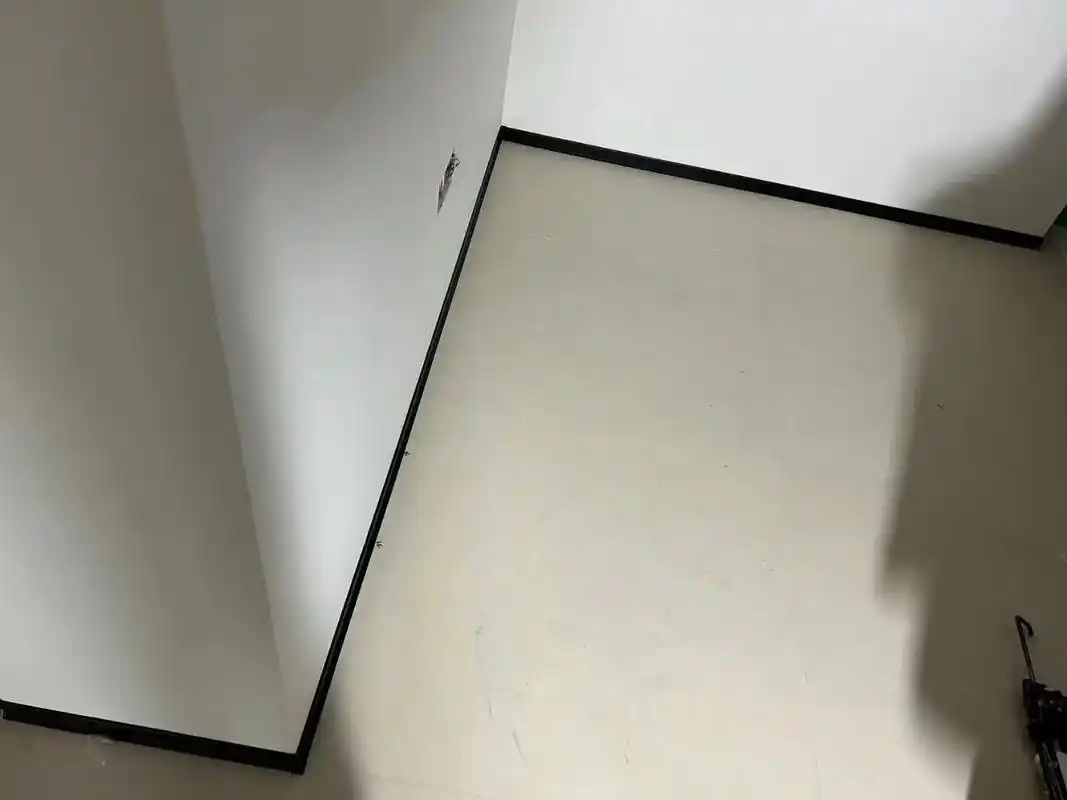 昆仑御小区,又安装一家铝合金脚线. 全房都用四公分珍珠黑,这 - 抖音