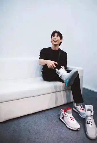 白敬亭参加鞋展疯狂换鞋!还买了一双 air mag!