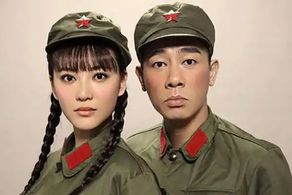 搞怪夫妻档!应采儿玩直播竟要拍下陈小春这个画面