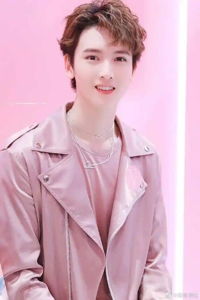 unine#粉色系爱豆大赛#来感受一下新晋正能量偶像男团unine粉色系穿搭