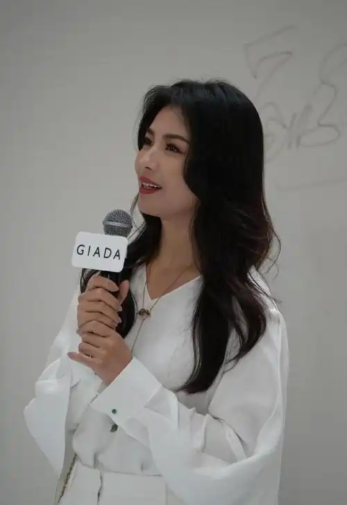 被刘涛惊艳到了路人镜头下也很漂亮天然脸就是牛