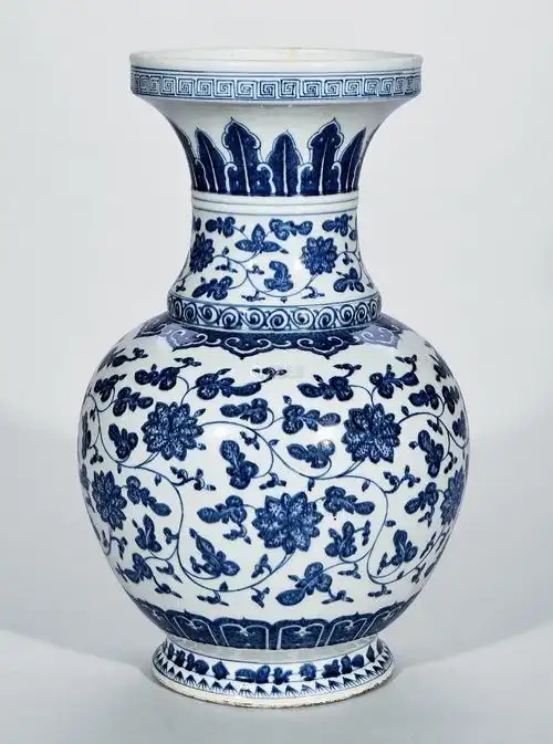 清乾隆青花缠枝莲纹盘口瓶