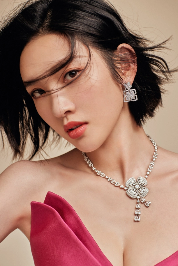 只不过她的短发造型是仍旧极具女性美,在当下时尚圈中唐艺昕这种微