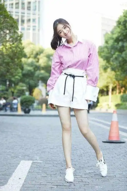 类紧身的款式,a字裙就是不错的选择,尤其像蒋欣上身的这一款高腰a字裙