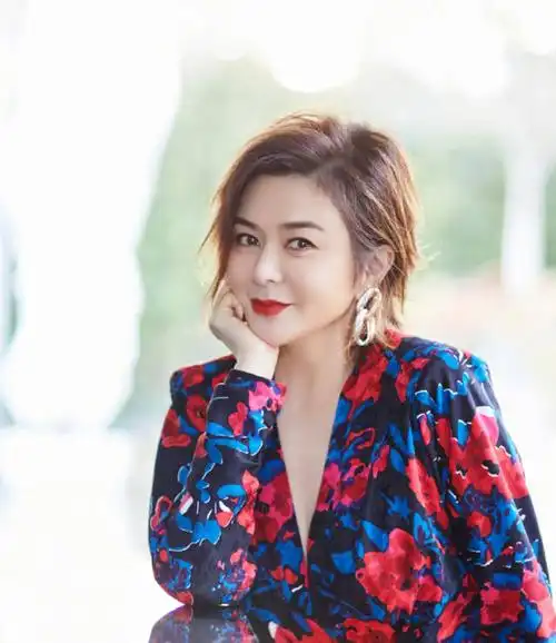 原创关之琳为显年轻剪短发,效果太意外,这样的她谁还认得出?