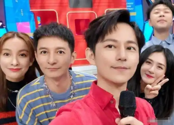 近日,在《萌探3》中,谢娜与李维嘉重聚了.