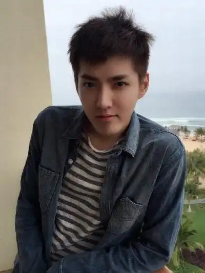 年龄被质疑造假?吴亦凡晒纪念币自证出生日期