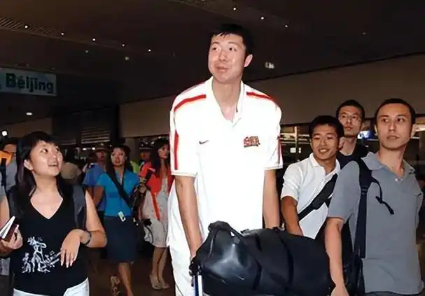 回顾王治郅:人生坎坷离婚后与主持人再婚,儿子是篮坛小巨人